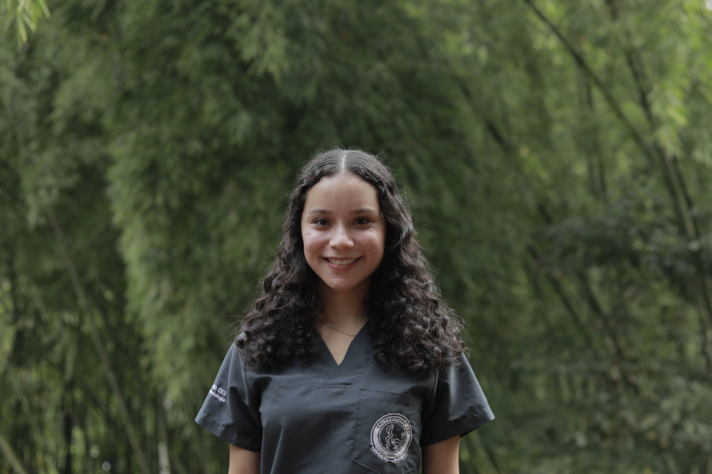 Natalia Martinez, estudiante de sexto semestre de odontología, que ayuda a los niños a recuperar su sonrisa.