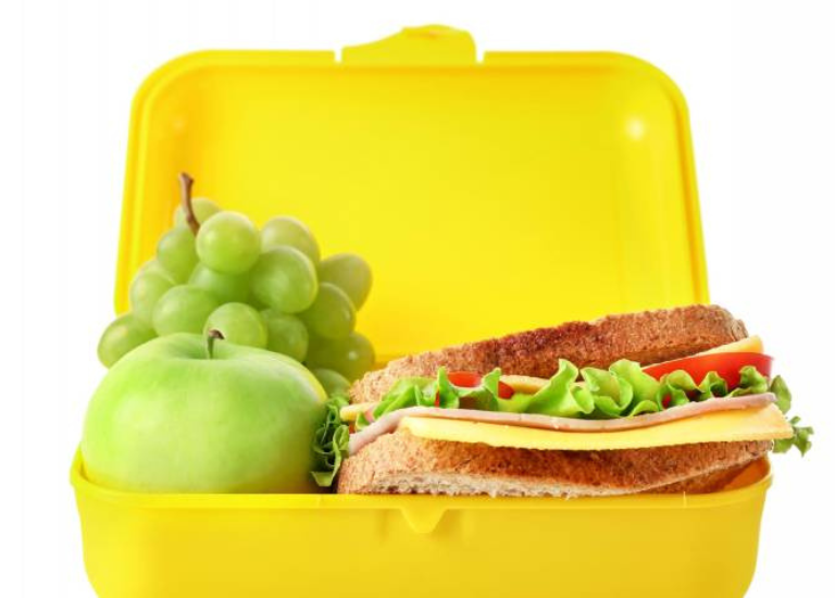 Los alimentos que no deben faltar en la lonchera saludable: claves desde nutrición y dietética