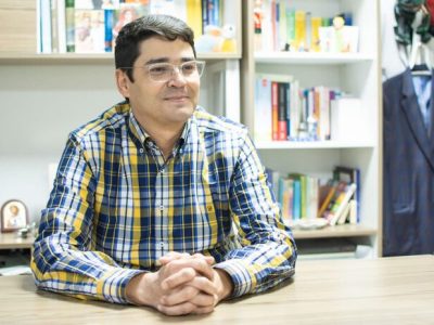 Juan-Pablo-Gonzalez-medico-pediatra-y-creador-de-Hola-Dr-01-696x464